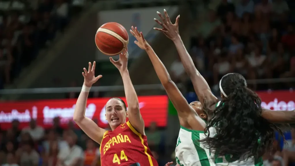 España remonta ante Nigeria y sella su pase con autoridad