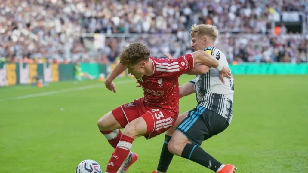 Muñoz firma el empate y arruina el estreno de Iraola ante un Liverpool que dejó escapar la victoria