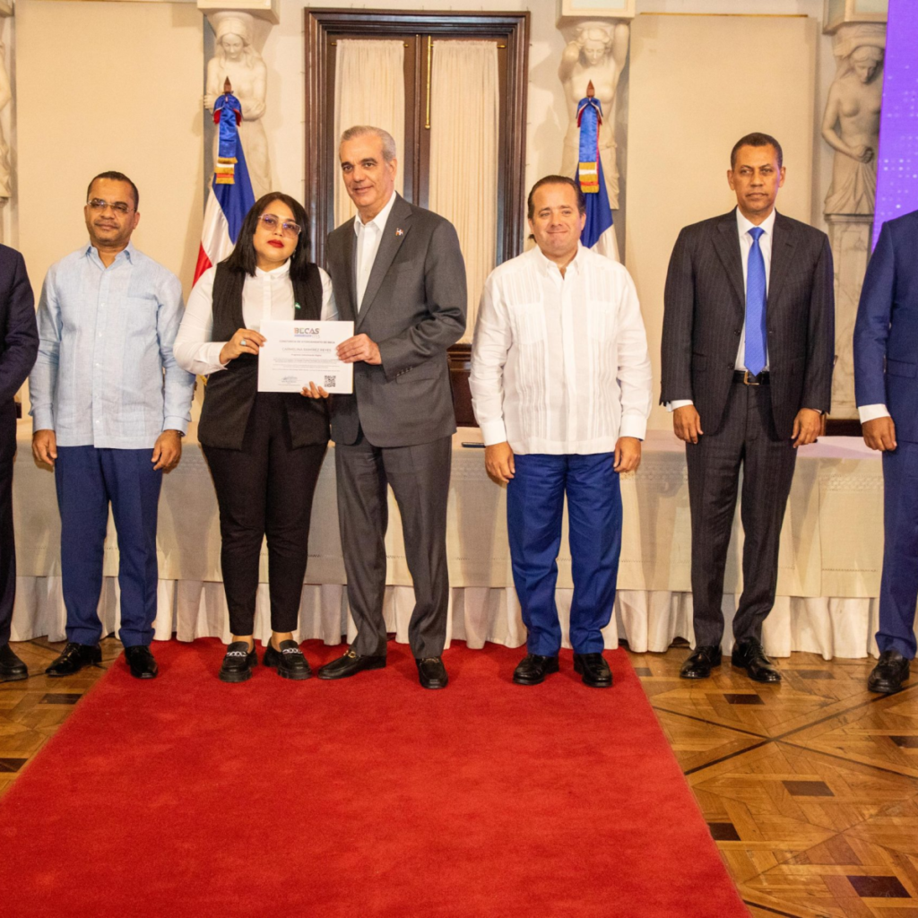 Abinader entrega 36,225 becas tecnológicas para impulsar el talento digital dominicano