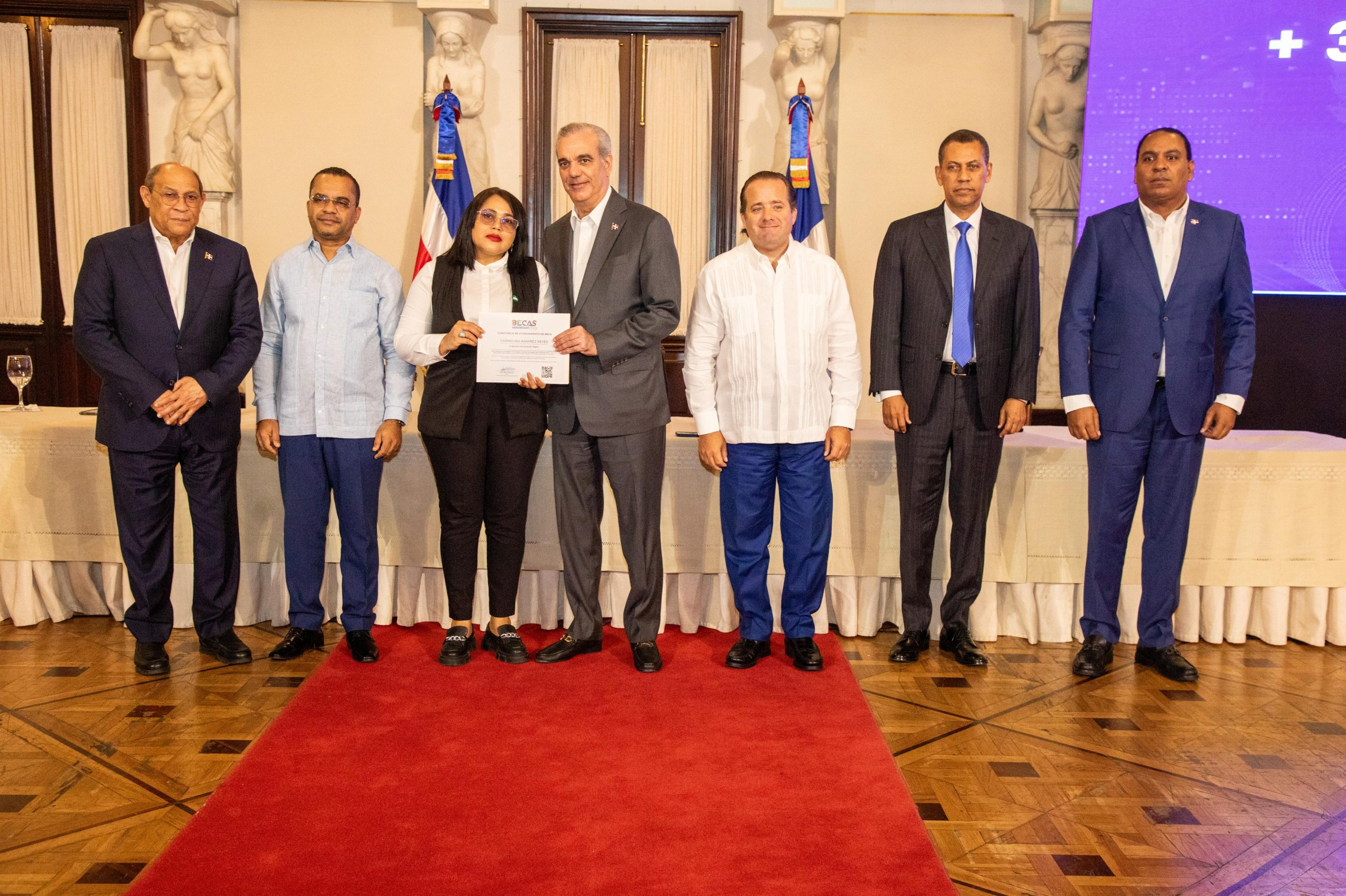 Abinader entrega 36,225 becas tecnológicas para impulsar el talento digital dominicano