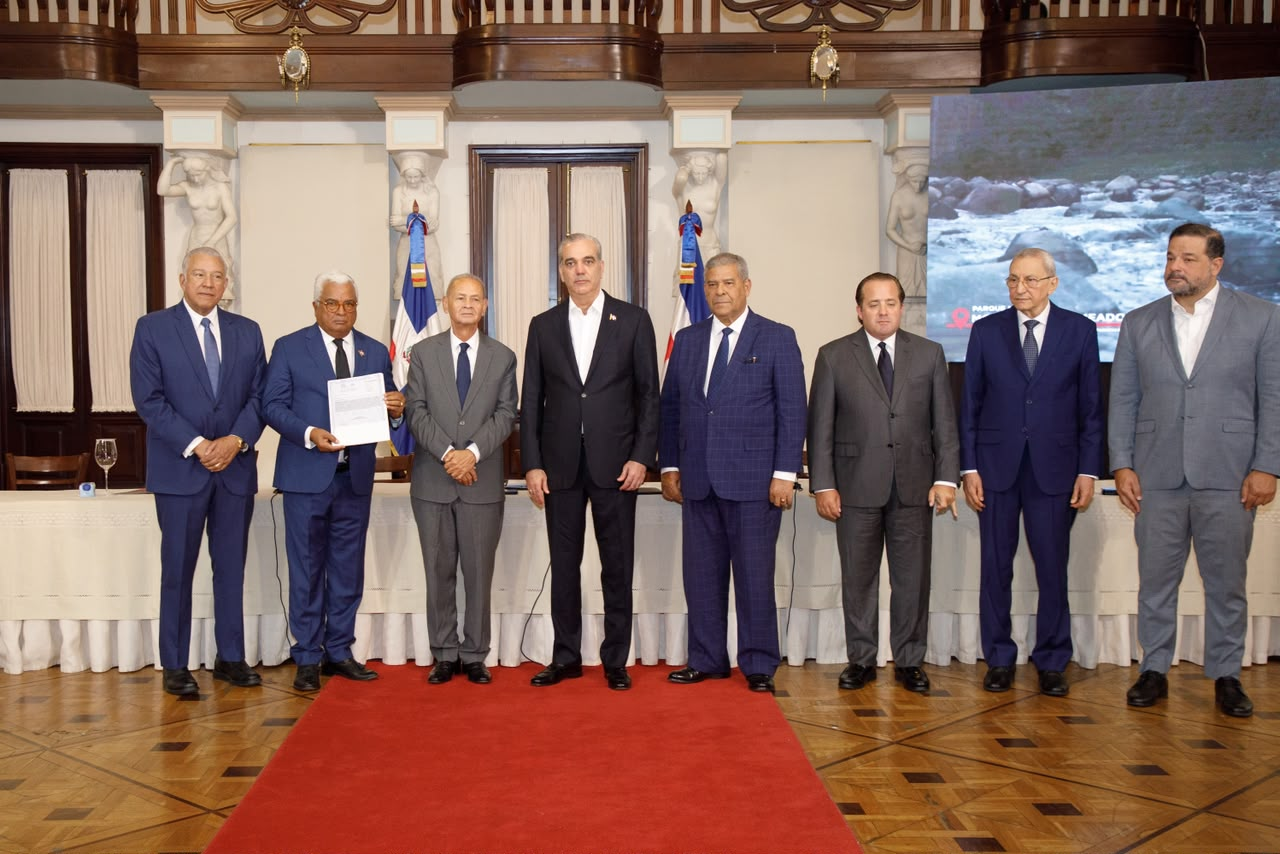 Abinader fortalece protección ambiental con entrega de seis títulos de parques nacionales en RD