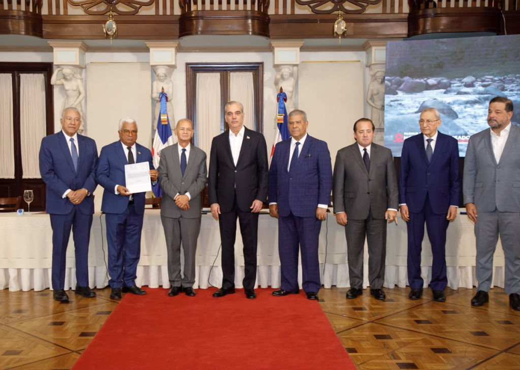 Abinader fortalece protección ambiental con entrega de seis títulos de parques nacionales en RD