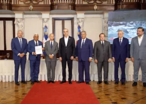 Abinader fortalece protección ambiental con entrega de seis títulos de parques nacionales en RD