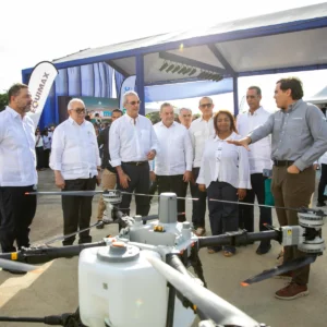 Abinader insta a productores a mecanizar el campo para reducir la dependencia laboral foránea