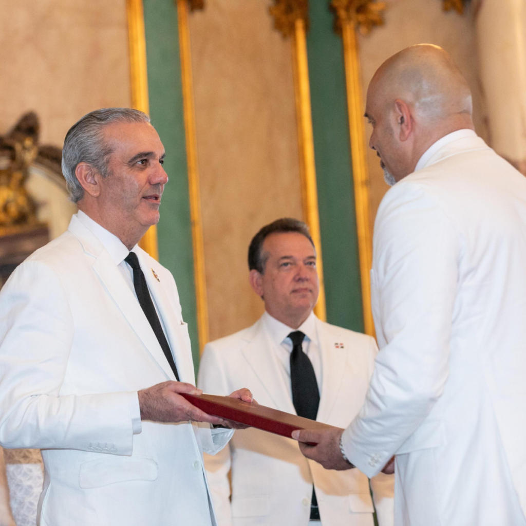 Abinader recibe a nueve nuevos embajadores y amplía la red diplomática del país
