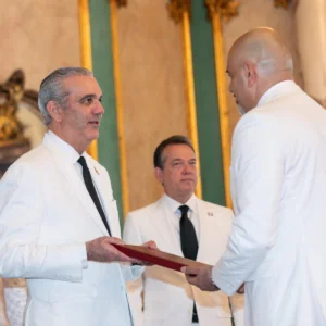 Abinader recibe a nueve nuevos embajadores y amplía la red diplomática del país