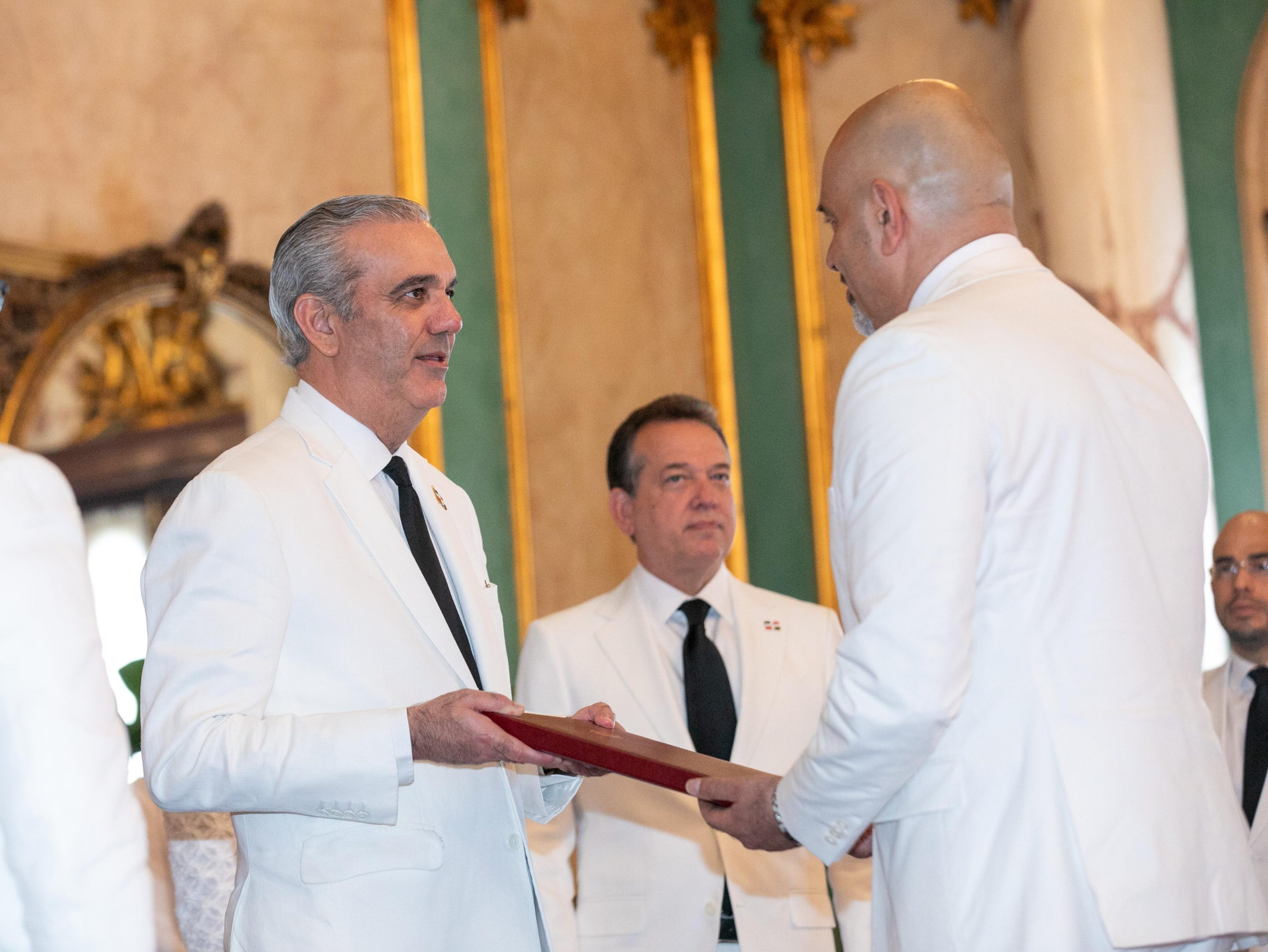 Abinader recibe a nueve nuevos embajadores y amplía la red diplomática del país