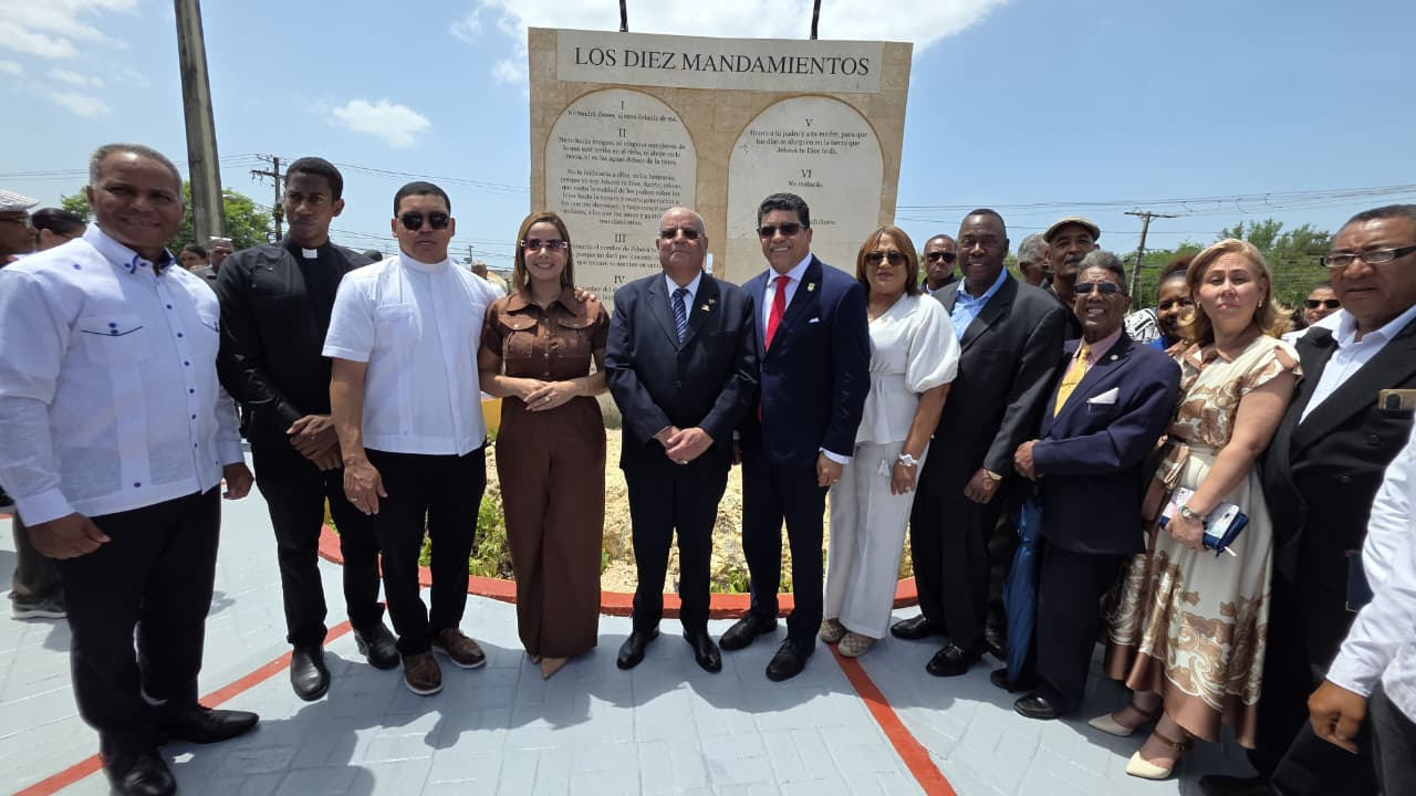 Digecac inaugura el Monumento a los Diez Mandamientos en la autopista Mella