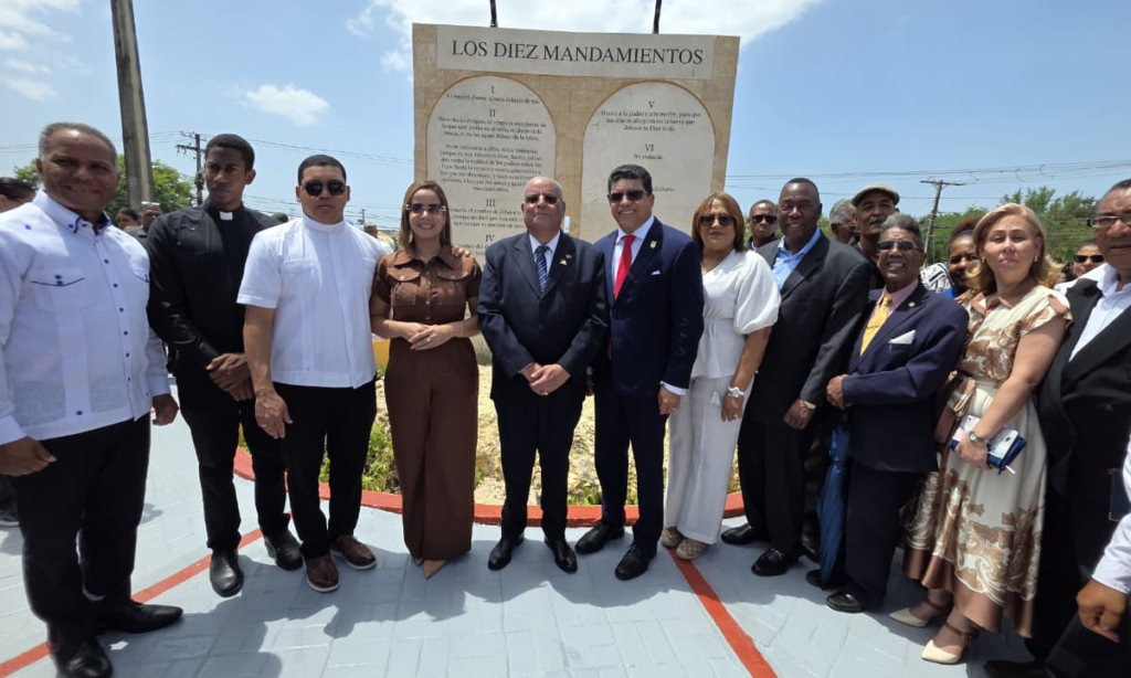Digecac inaugura el Monumento a los Diez Mandamientos en la autopista Mella