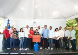 Energía y Minas lleva electricidad limpia a 125 familias de Bahoruco y elimina el carbón