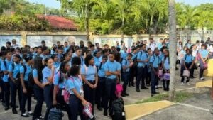 Estudiantes-del-Liceo-Maria-Dolores-Velasquez-Romero-Foto-Luis-M-Ozuna-3-355x200-1
