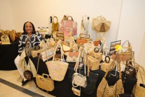 Artesanos dominicanos transforman coco, larimar y retazos en piezas únicas de diseño