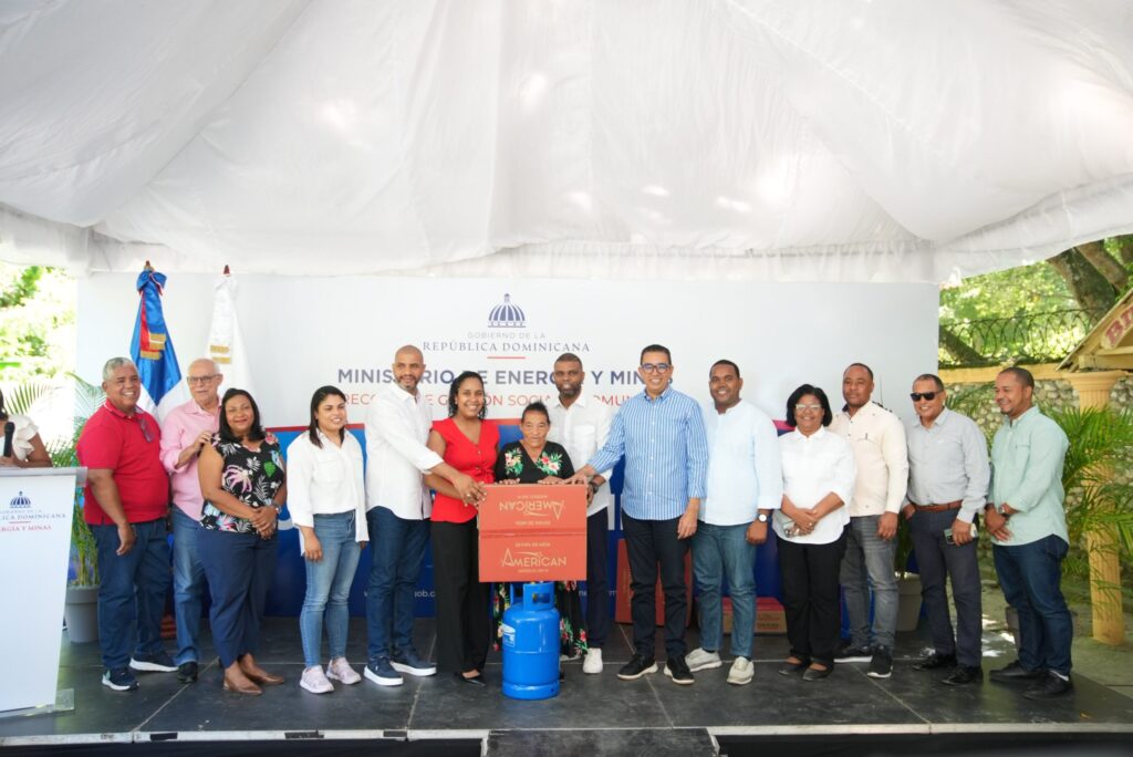 125 hogares de Bahoruco dejan la leña y el carbón por cocinas a GLP