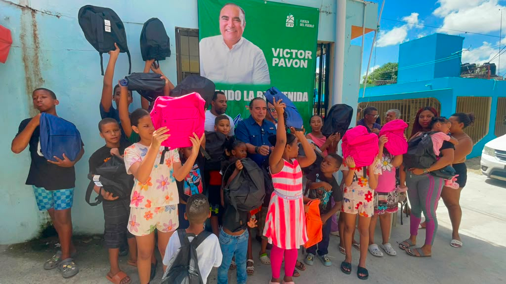 Pavón reparte útiles a estudiantes y arremete contra Abinader: "Gobierno indolente con la educación