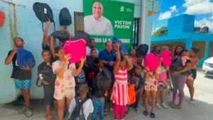 Pavón reparte útiles a estudiantes y arremete contra Abinader: "Gobierno indolente con la educación