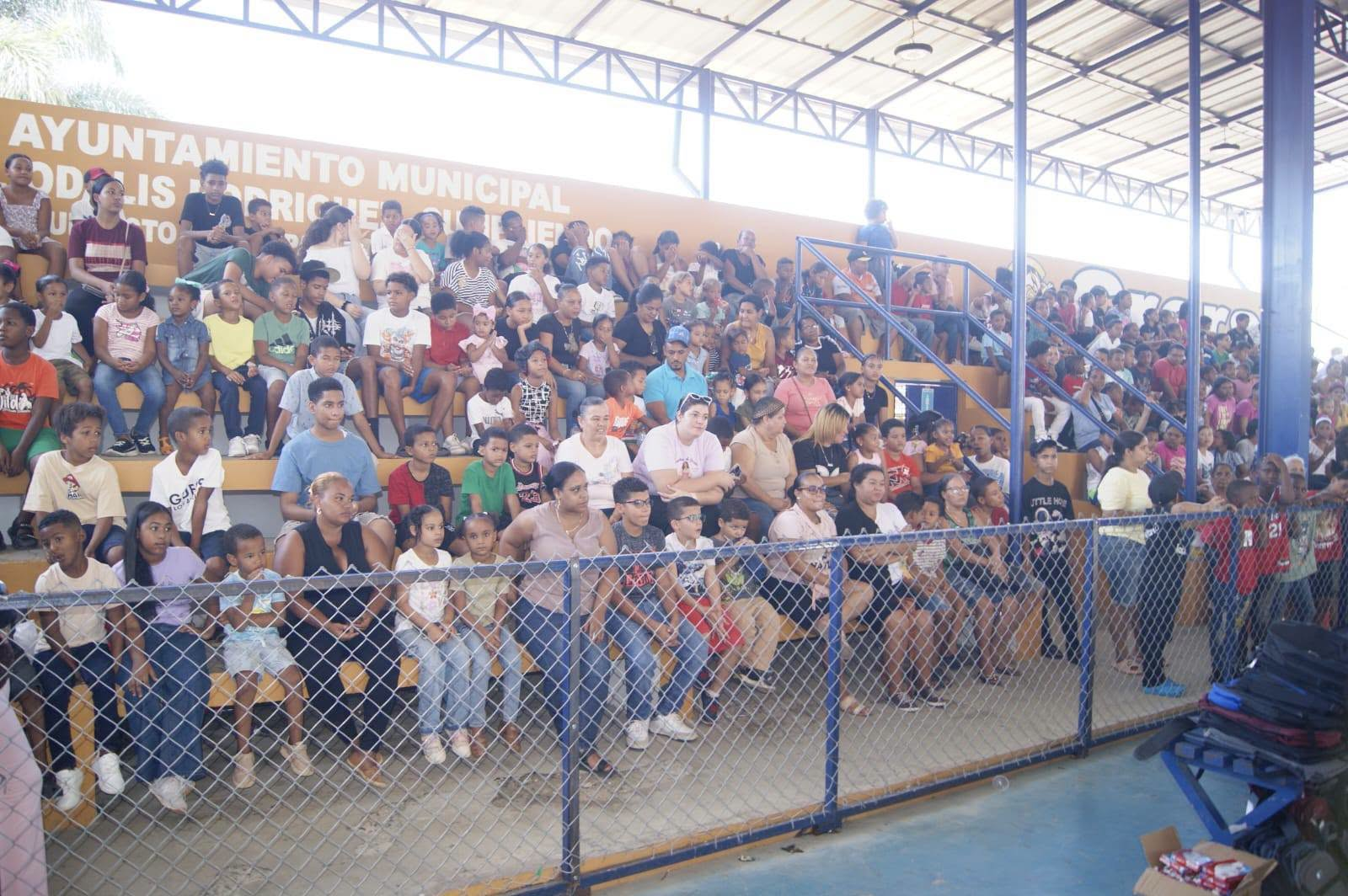 Odalis Rodríguez lleva mochilas y útiles a cientos de estudiantes de escasos recursos en Mao