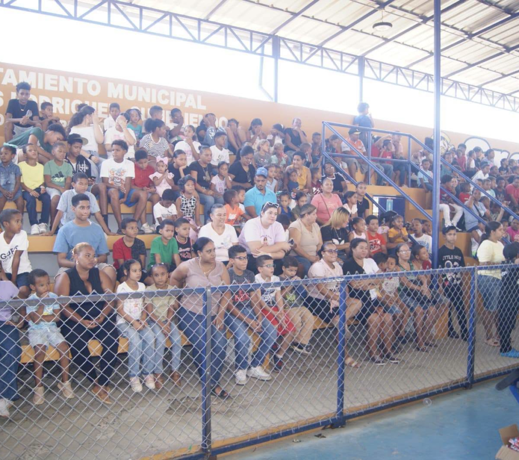 Odalis Rodríguez lleva mochilas y útiles a cientos de estudiantes de escasos recursos en Mao