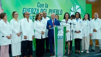 Ramon-Alvarado-junto-a-medicos-miembros-de-la-Fuerza-del-pueblo-Foto-Fuerza-del-Pueblo-1-355x200-1