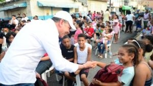 Secretario-general-del-PRSC-entrega-utiles-escolares-en-sectores-vulnerables-de-Santiago-2-355x200-1