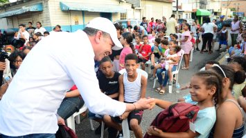 Secretario-general-del-PRSC-entrega-utiles-escolares-en-sectores-vulnerables-de-Santiago-2-355x200-1