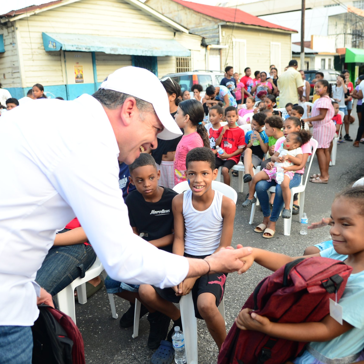 PRSC lleva ayuda escolar a cientos de niños en barrios marginados de Santiago