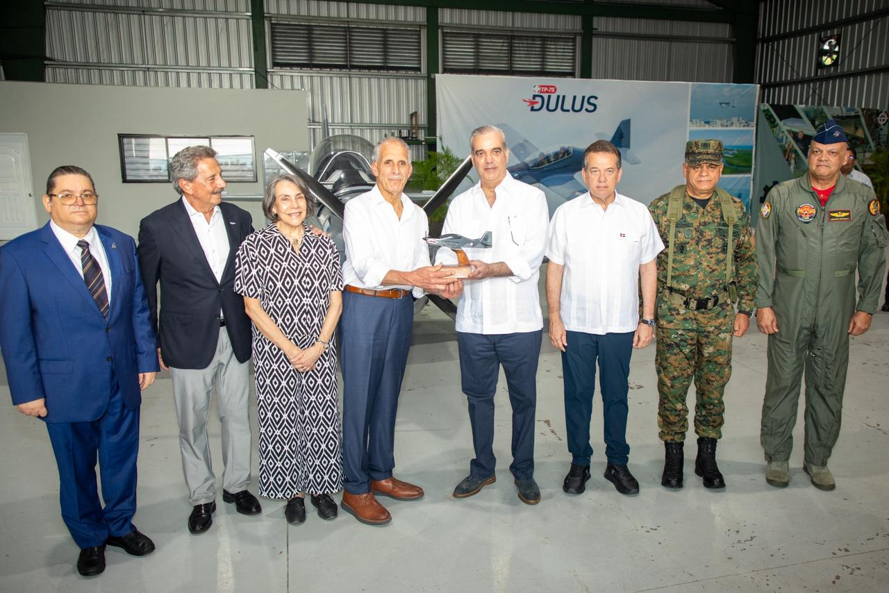 Presidente Abinader y su homólogo hondureño Nasry Asfura recorren Base Aérea de San Isidro
