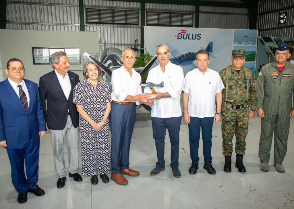 Presidente Abinader y su homólogo hondureño Nasry Asfura recorren Base Aérea de San Isidro