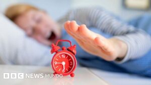 Antes del celular: los insólitos trucos que usaban para despertar a tiempo