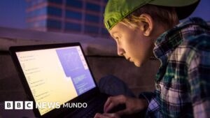 La policía británica convierte a hackers adolescentes en escudos cibernéticos: la nueva estrategia de rehabilitación