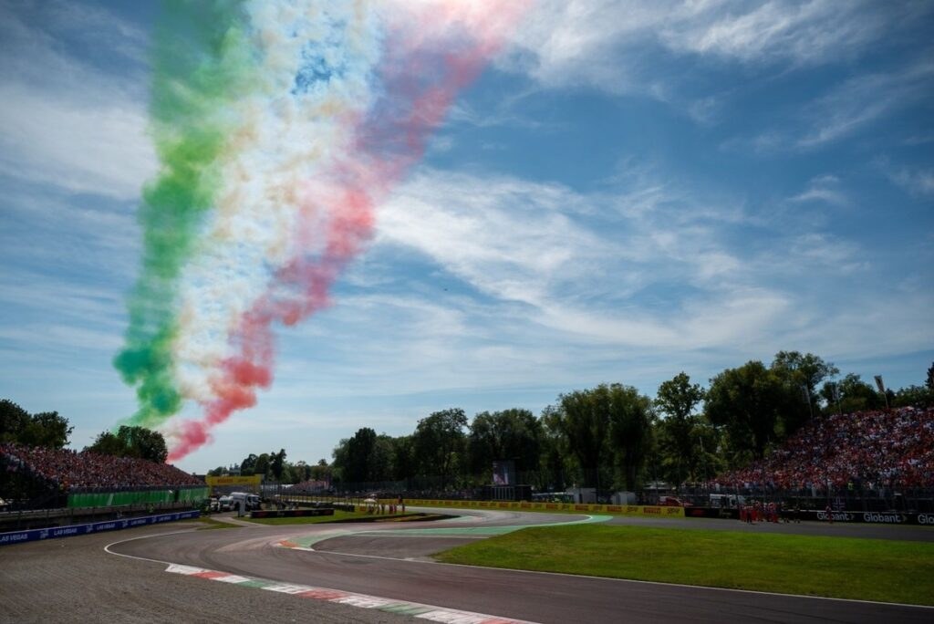 bandera-de-italia-en-el-cielo