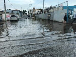 calle-hipica-se-inunda-con-cada-lluvia-en-brisas-del-este-9e3e6f56-focus-0-0-400-300