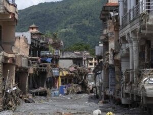 casi-600-muertos-2500-desaparecidos-por-riada-masiva-en-nepal-d5a32f4f-focus-0.07-min0.51-400-300