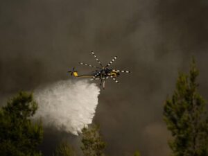 choque-entre-helicopteros-antiincendios-deja-dos-muertos-en-grecia-fca52a59-focus-0-0-400-300