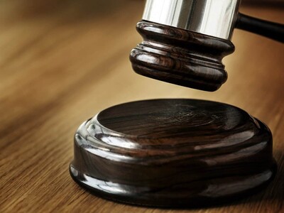 closeup-gavel-judgement-concept-4-ed3d7f43-focus-0-0-400-300