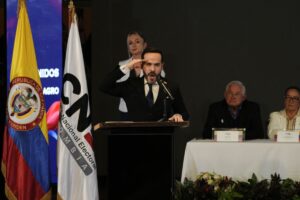 Colombia escenifica un traspaso de mando histórico con Petro y De la Espriella en tensión