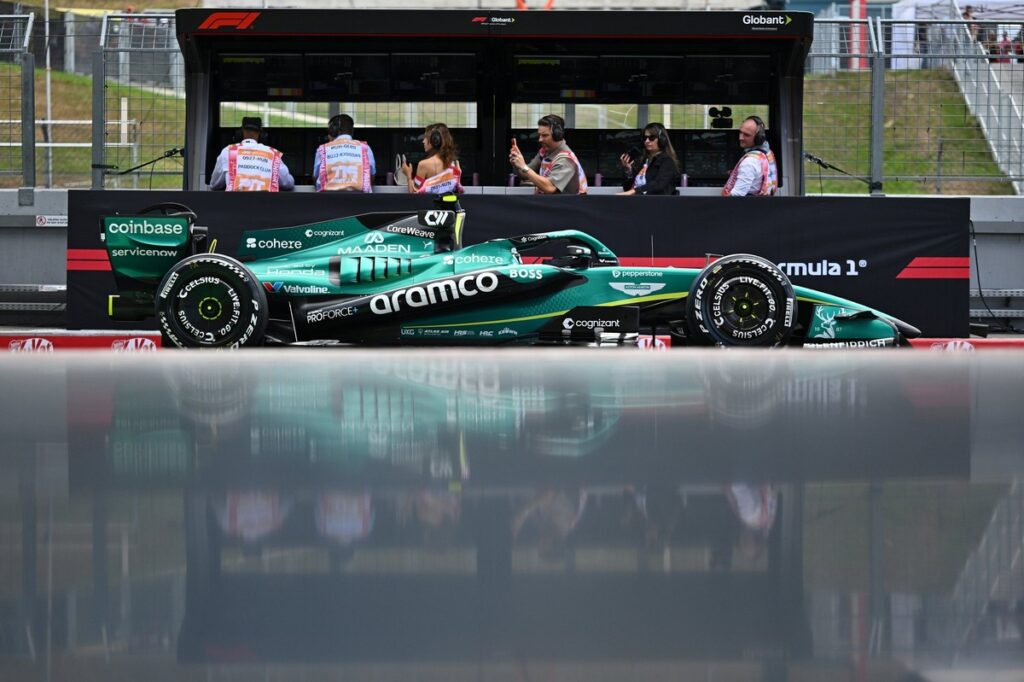 fernando-alonso-aston-martin-r