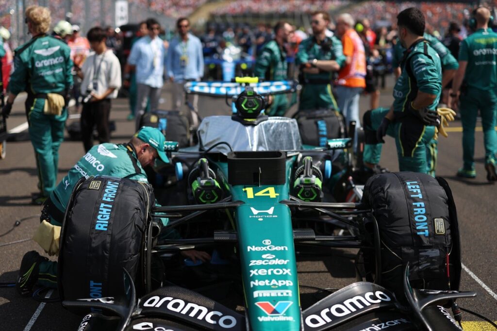 fernando-alonso-aston-martin-r-2