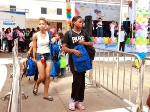 meses-recogiendo-botellas-plasticos-por-utiles-escolares-abfe6167-focus-min0.3-0.46-400-300