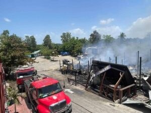 plaza-el-oasis-sufre-incendio-en-santo-domingo-norte-1343345b-focus-min0.11-min0.42-400-300