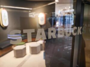 policia-surcoreana-registra-sede-de-starbucks-tras-polemica-campana-320c566d-focus-0-0-400-300