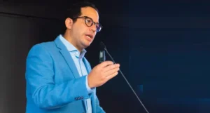 Freund desmiente aspiraciones a Secretaría de Organización del PRM y prohíbe usar su nombre