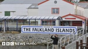 Por qué volvió la tensión entre Argentina e Inglaterra por Malvinas/Falklands 44 años después de la guerra