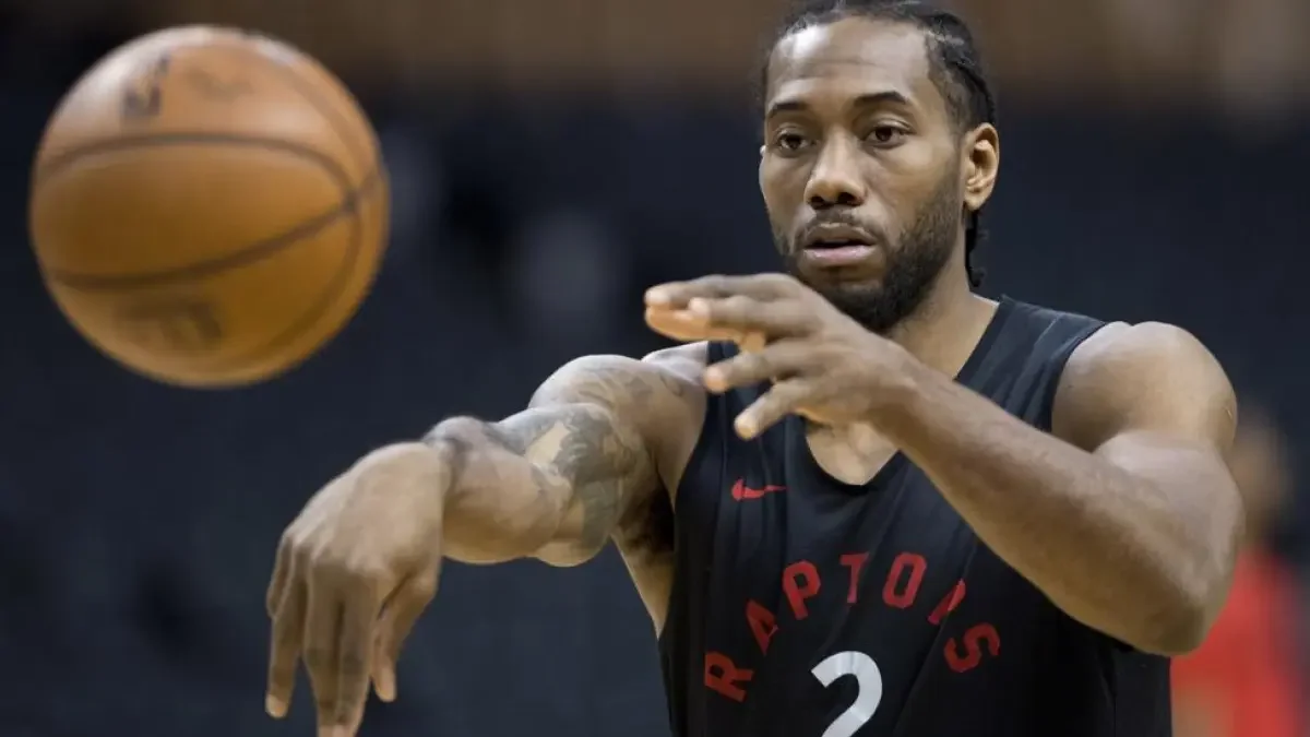 Kawhi Leonard firma acuerdo millonario y se queda con los Raptors por varias temporadas