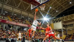 Unicaja reina en Andalucía: golea 86-61 y levanta la Copa
