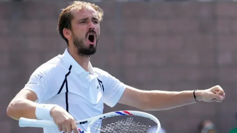 Medvedev doblega a Rublev y conquista el título en Hangzhou