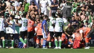 Pelotazo en plena cara desata polémica: el balón nunca fue tocado