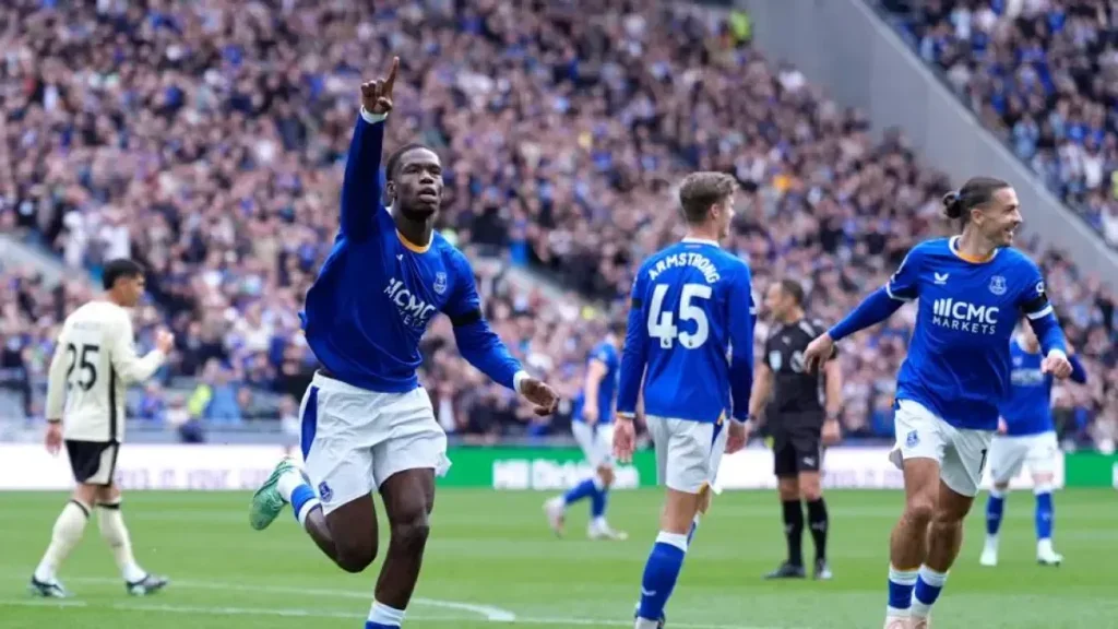 Everton extiende su racha positiva y se afianza en la zona alta