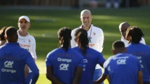 Zidane toma el control de Clairefontaine en su regreso a los entrenamientos