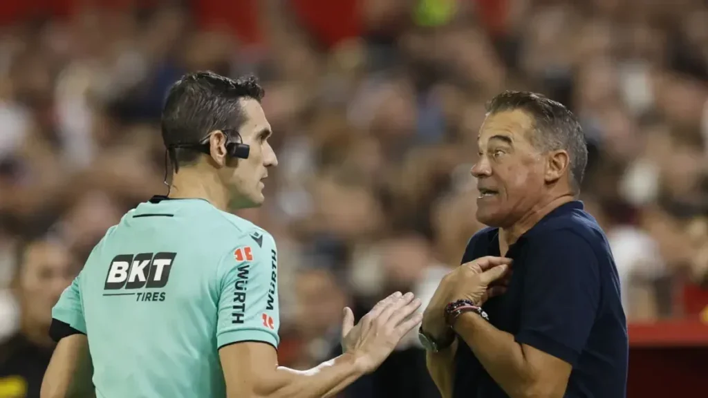 El polémico criterio de Martínez Munuera en el Sevilla-Barça desata críticas arbitrales