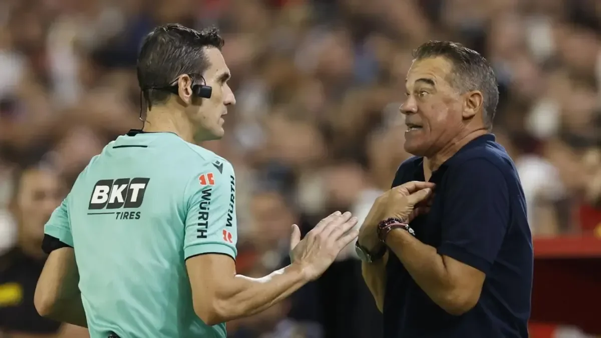 El polémico criterio de Martínez Munuera en el Sevilla-Barça desata críticas arbitrales